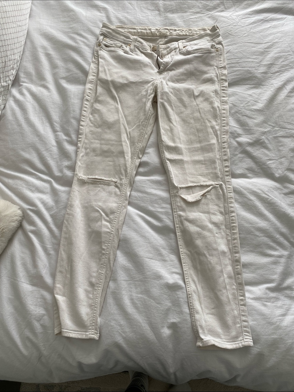 7 For All Mankind White Skinny Jeans with Knee Distress